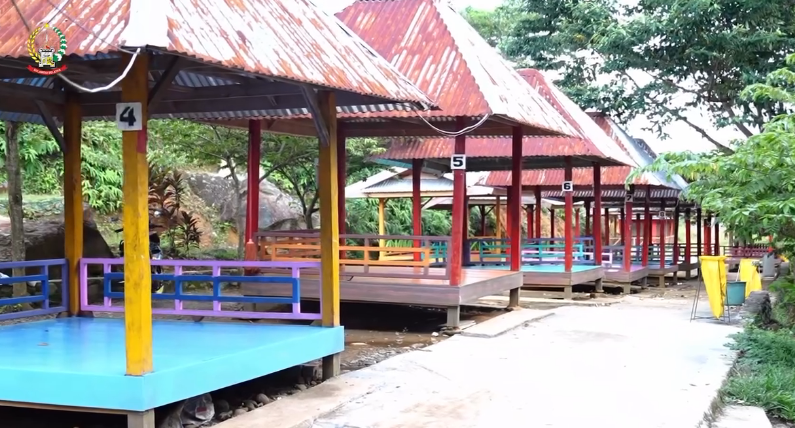 Gazebo Pinggir Sungai